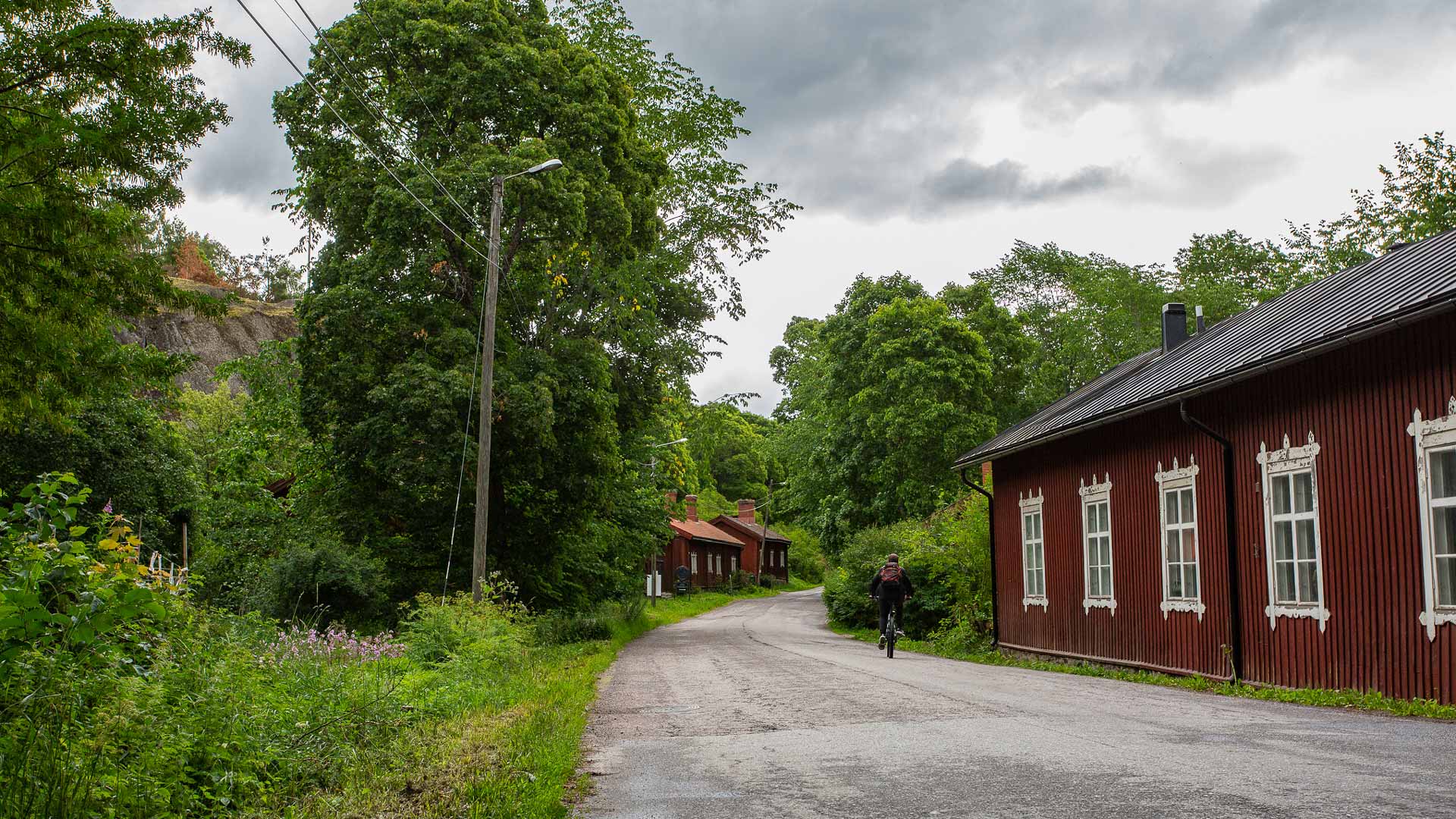 En person cyklar i Billnäs, foto Ahmed Alaousi