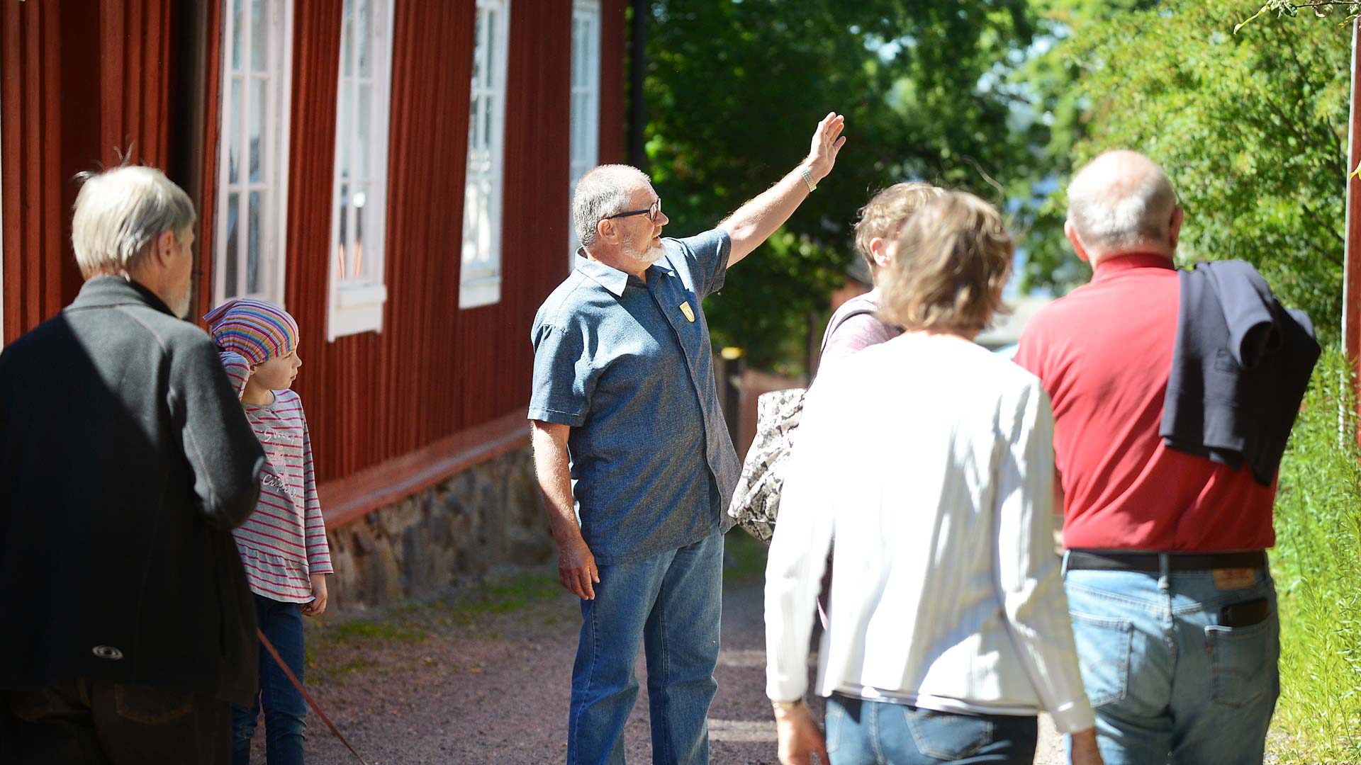 Opas ja yleisöä Tammisaaressa / A guide with a group in Ekenäs