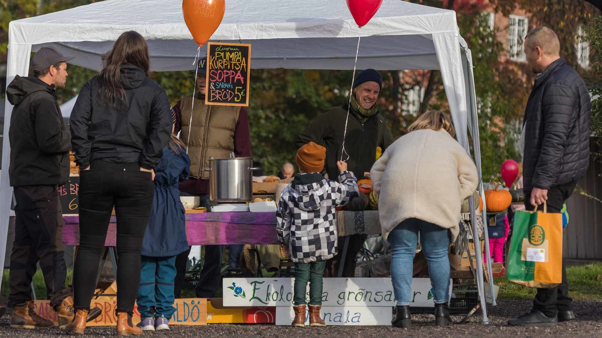 Myyjän paikallistuotteita pursuava tiski Slow Food Festivaaleilla / A counter selling local food products in Slow Food Festival